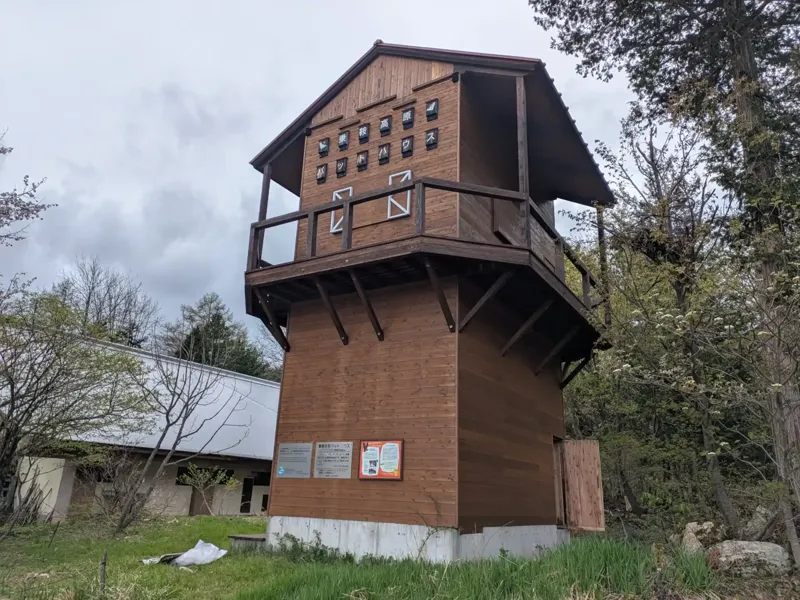 長野県松本市の乗鞍高原に建てられたクビワコウモリのバットハウス。保護活動の拠点となっている木造の高床式構造物