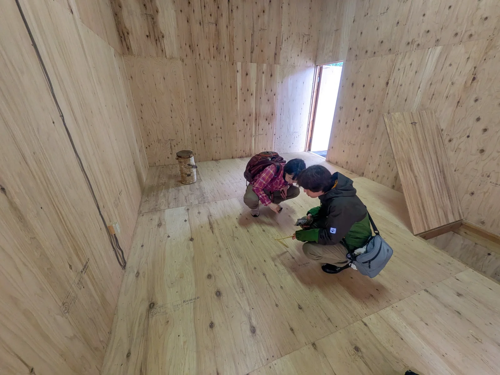 クビワコウモリの会のメンバーがバットハウス内部を調査している様子（2025年10月25日）